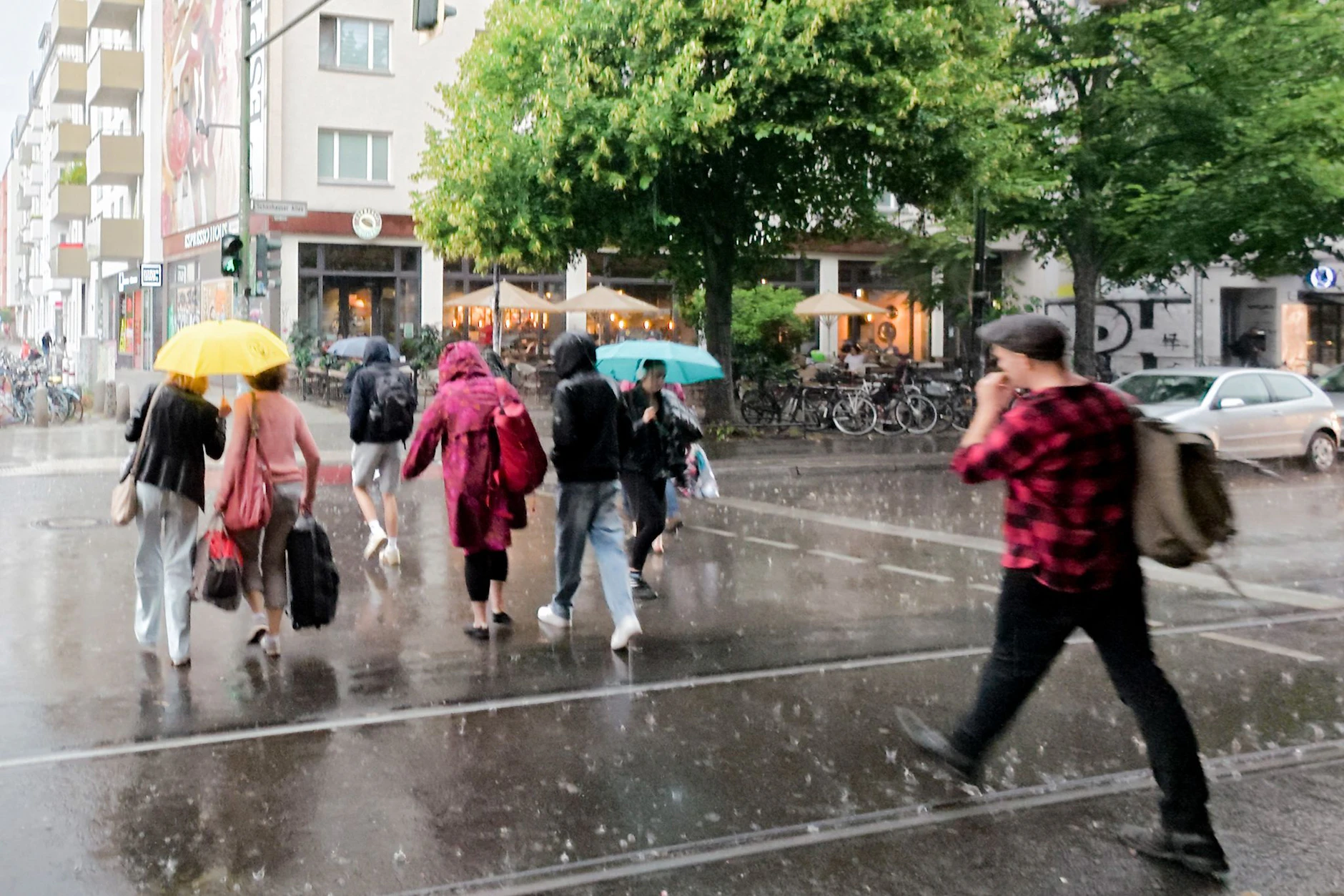 In Berlin wird es ungemütlich. Fußgänger sollten sich einen Regenschirm einpacken.