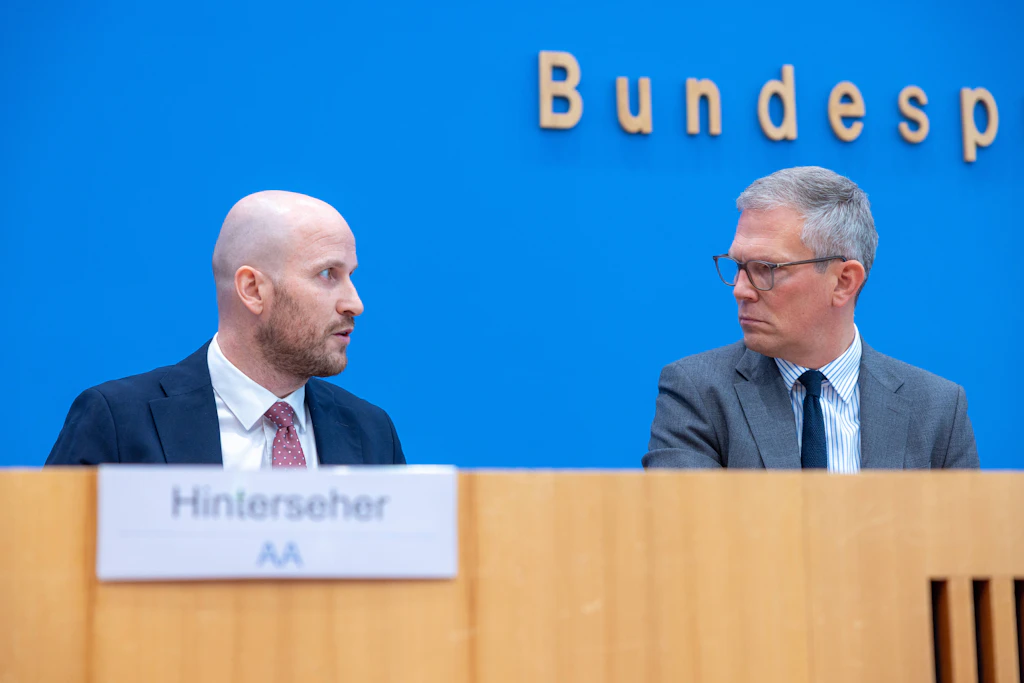 Vize-Regierungssprecher Hille und der Sprecher des Auswärtigen Amtes, Josef Hinterseher: Tweet zum WM-Aus und „verpflichtende Heranziehung von Reservisten“ bestimmten die Regierungspressekonferenz.