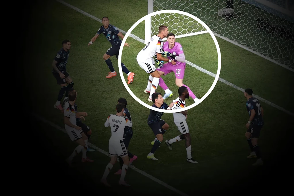 Das Foto, auf dem die FIFA Antons Stoßen gegen Paraguay-Keeper Gill hervorhebt