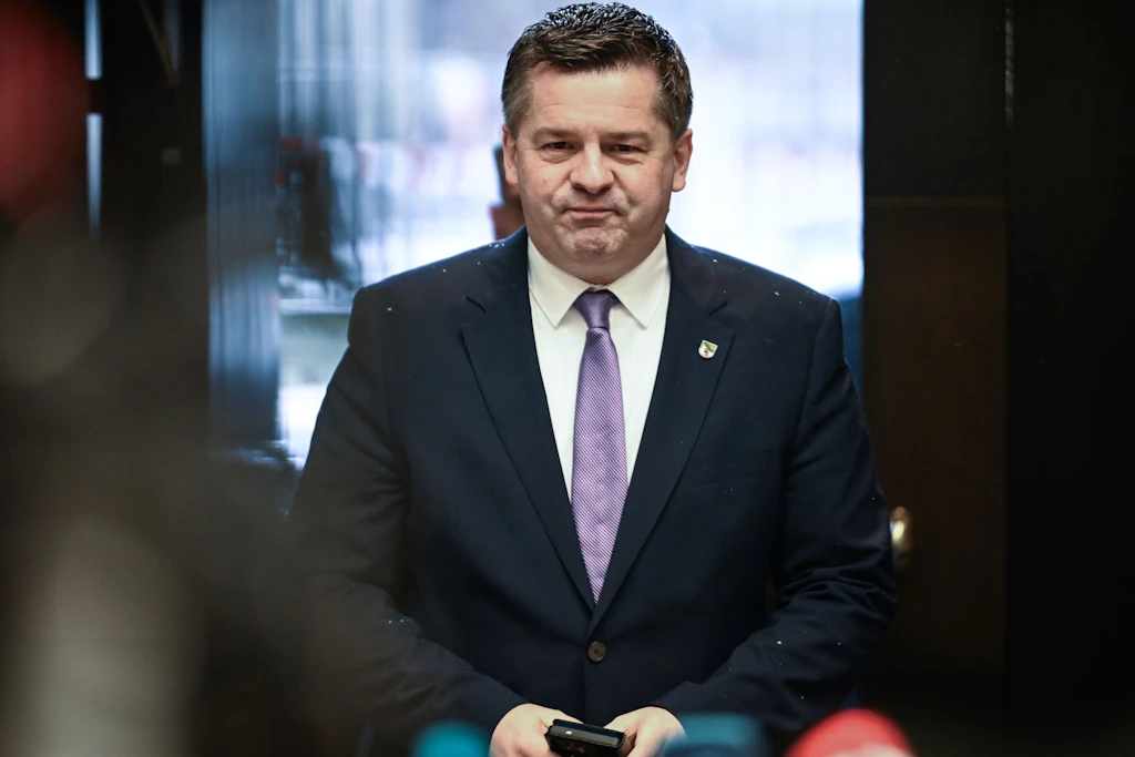 Ministerpräsident Sven Schulze (CDU) will in der Staatskanzlei bleiben – im Zweifel auch ohne eine Wahl.