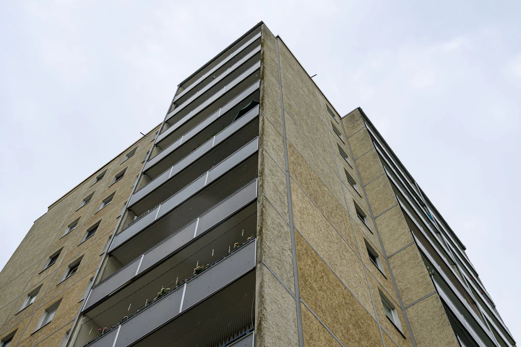 Blick hinauf zum obersten Balkon in der elften Etage eines Hochhauses. Ein sechs Jahre alter Junge ist mutmaßlich aus dem elften Stock dieses Wohngebäudes gestürzt.