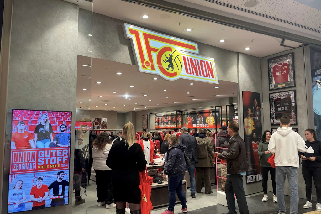 Zeughaus Mitte: Union Fans besuchen neuen Pop-up-Store im Alexa
              
              Union Berlin FC.