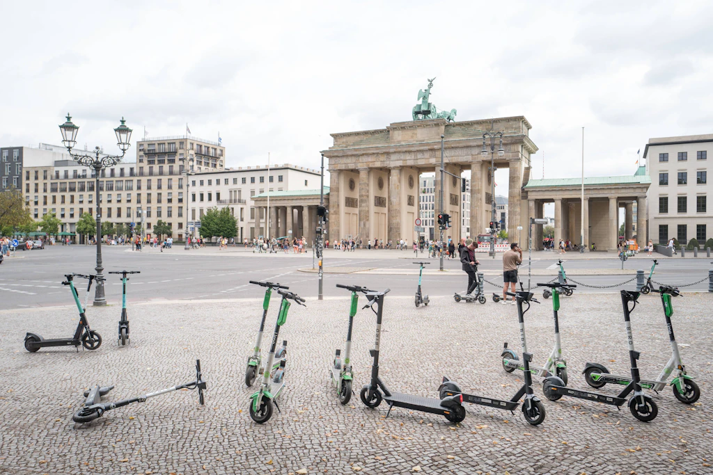 Wild abgestellte E-Scooter auf dem Gehweg vor dem Brandenburger Tor.