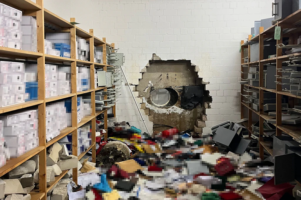 Ein großes Loch klafft in der Wand des Tresorraums der Sparkasse.