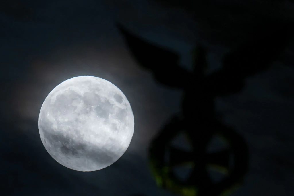 Ein besonders groß erscheinender Vollmond ist neben der Spitze der Quadriga auf dem Brandenburger Tor zu sehen.