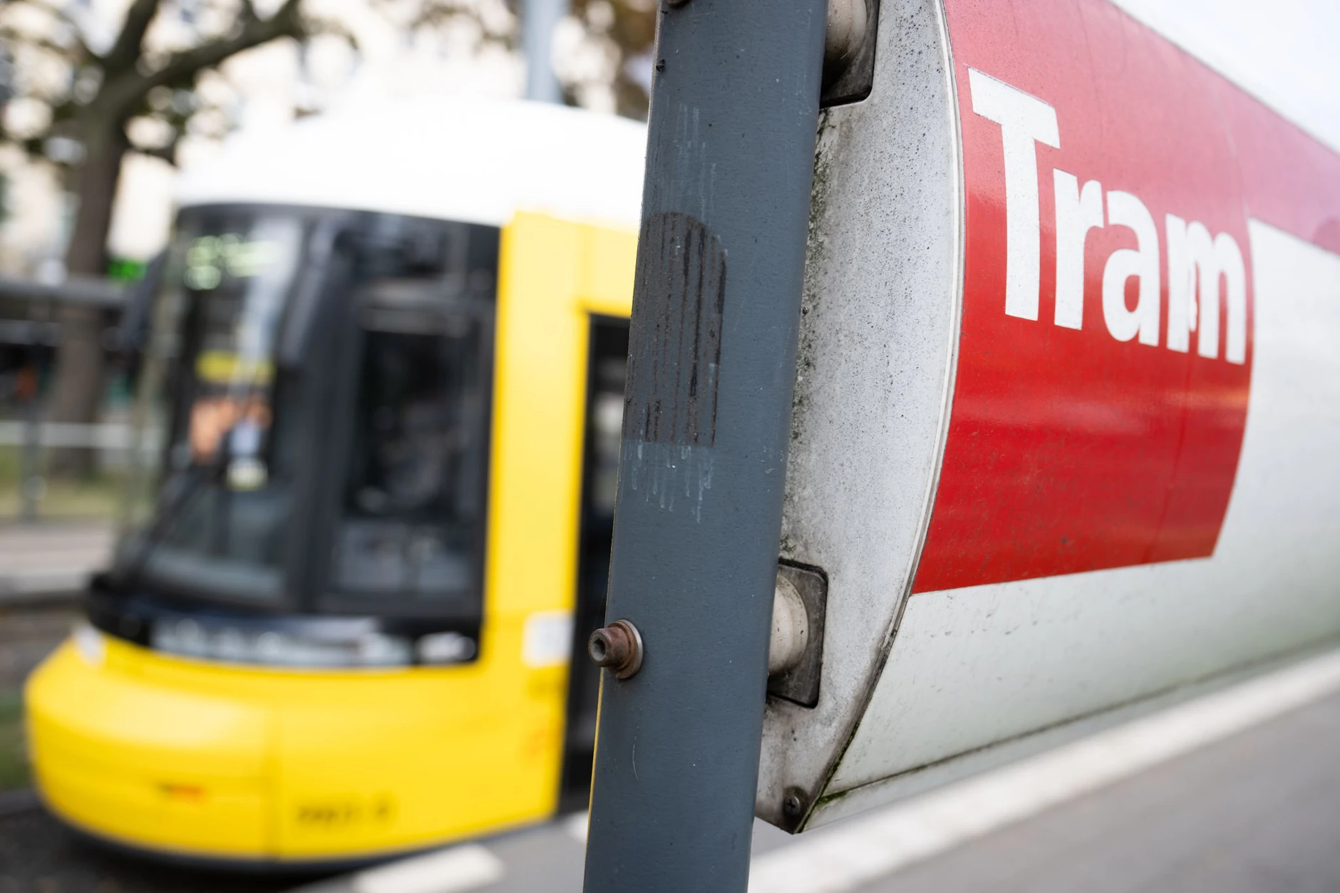 Die BVG modernisiert bei monatelangen Arbeiten Gleise in Mitte und Prenzlauer Berg.