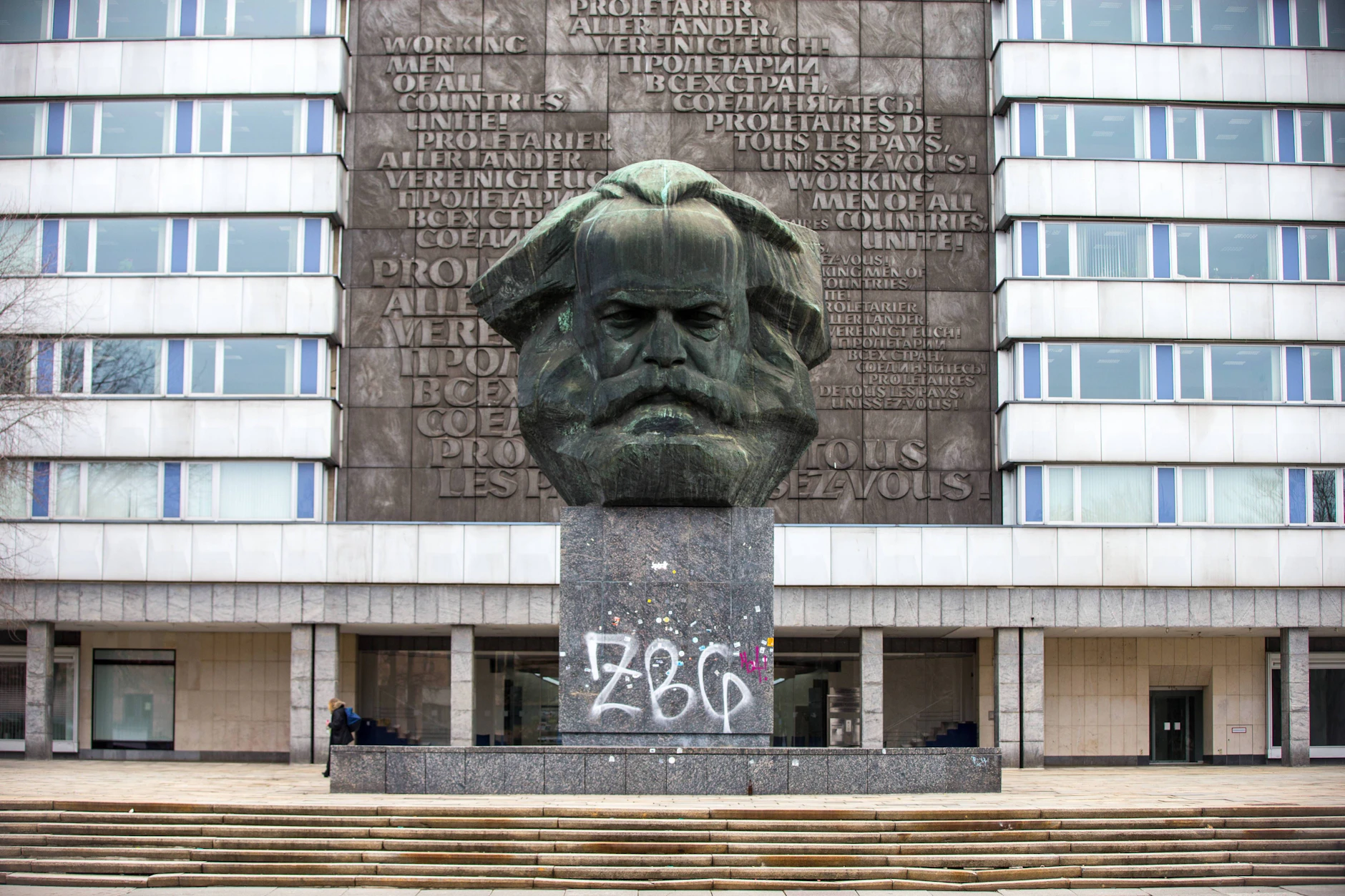 Der Kopf von Karl Marx befindet sich im Stadtzentrum an der Brückenstraße nahe der Kreuzung zur Straße der Nationen.