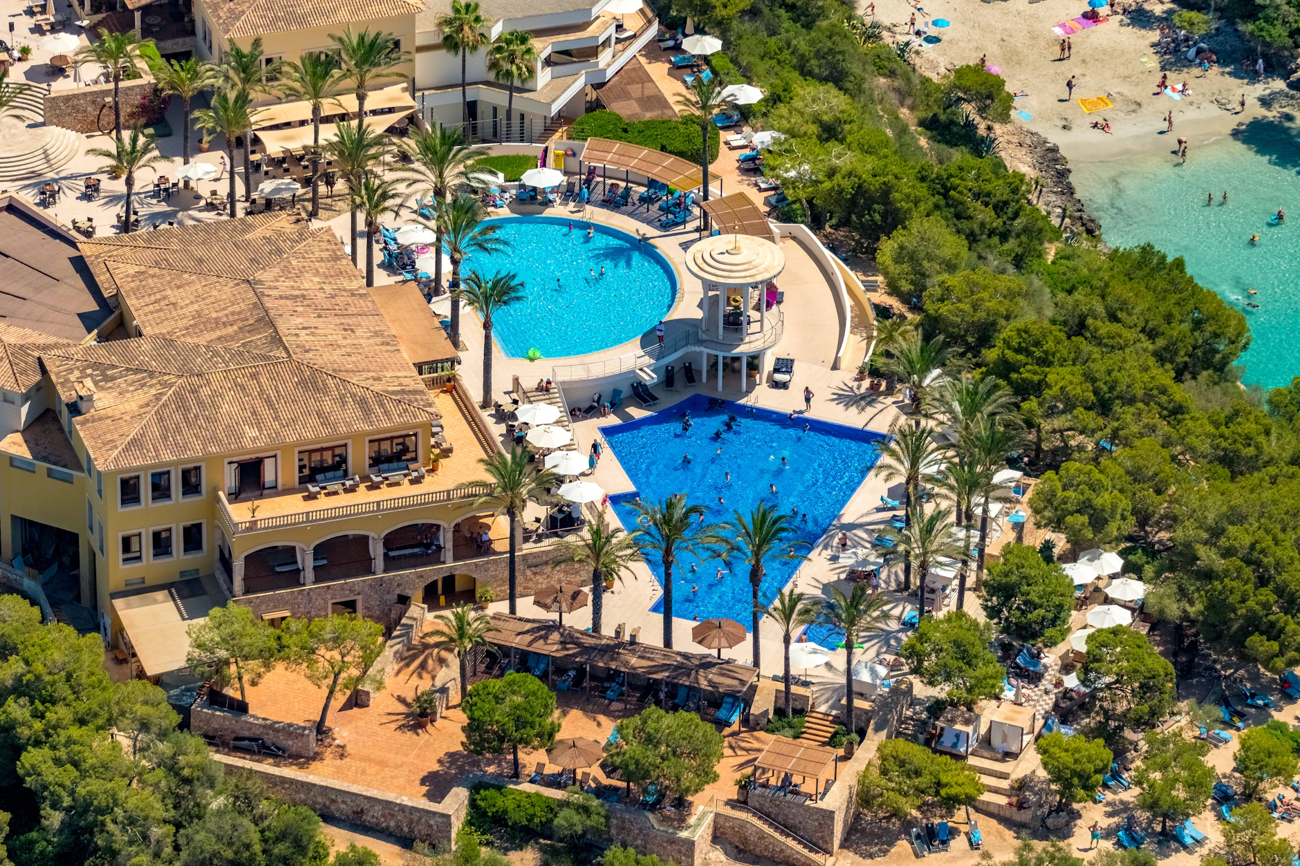 Der Robinson-Club Cala Serena auf Mallorca. Das Unternehmen wirbt mit Premium-Cluburlaub, der Sport, Kulinarik und Gemeinschaft vereint.