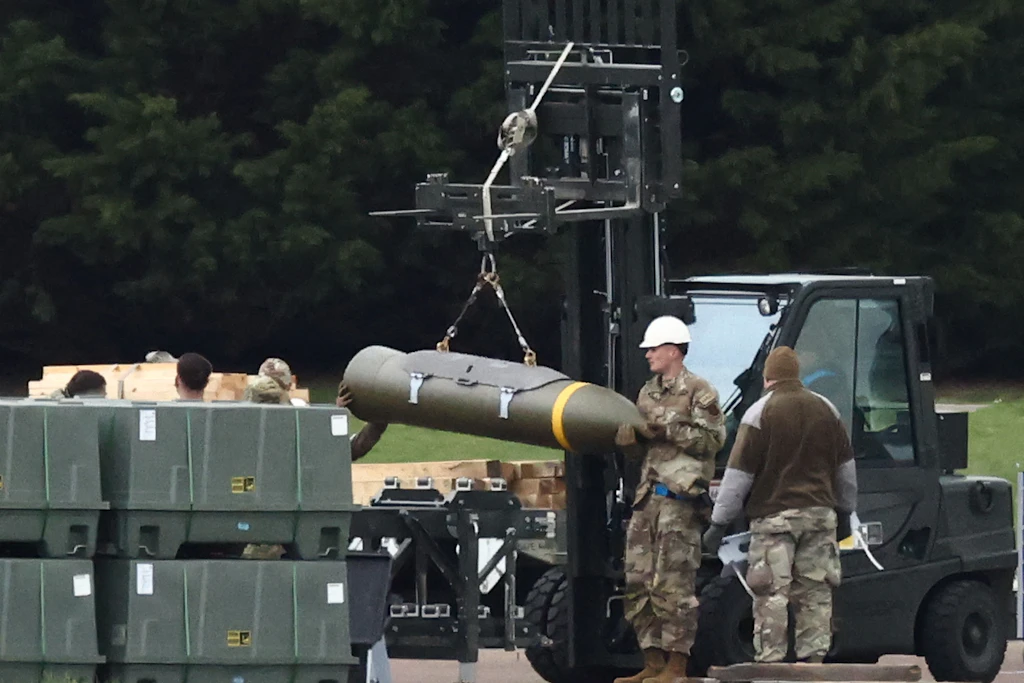 US-Soldaten bereiten auf RAF Fairford Munition vor. Der Stützpunkt spielte zuletzt auch bei US-Einsätzen im Iran-Krieg eine Rolle.