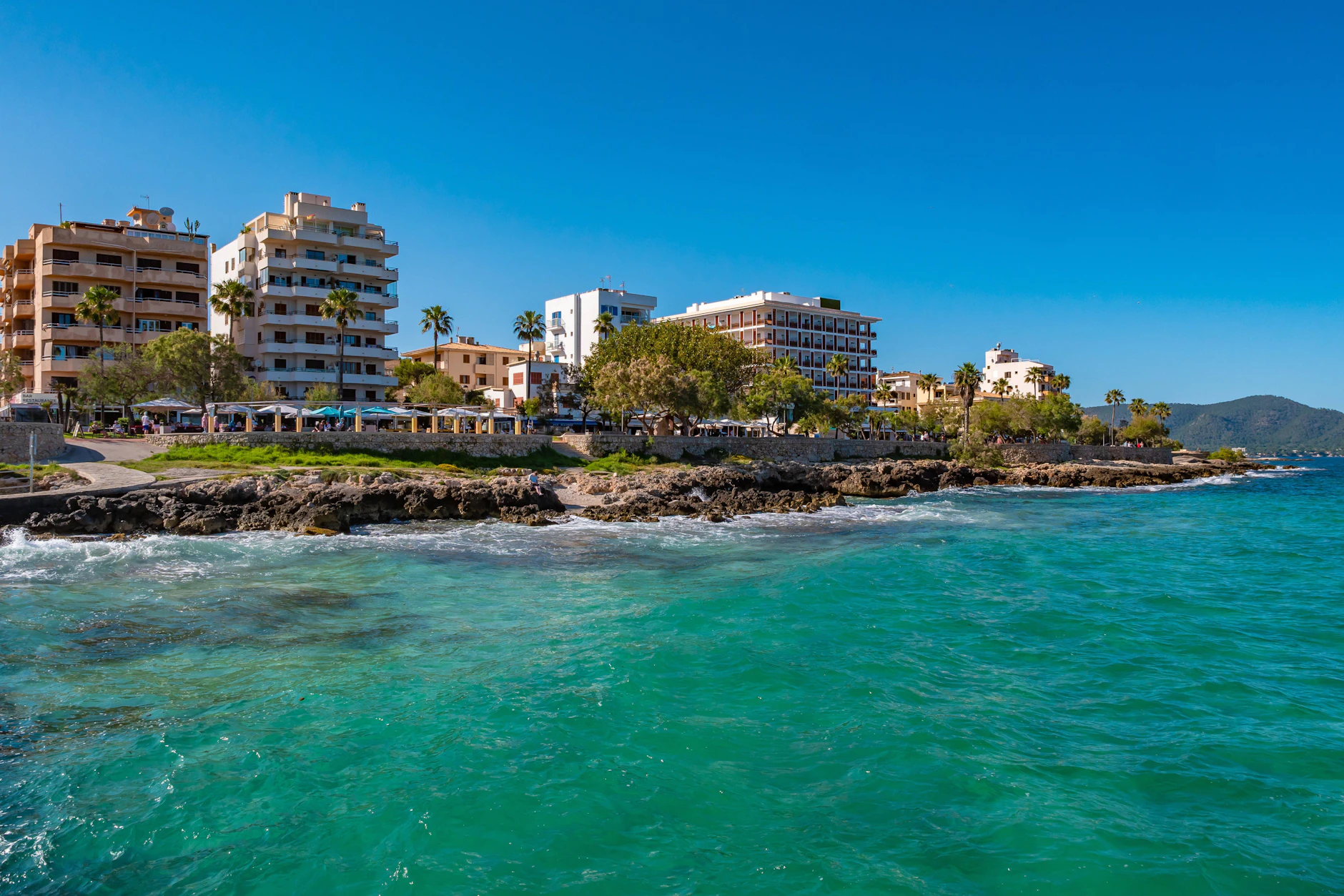 Türkis und einladend: eine Ferienküste im Osten von Mallorca. Doch das Wasser ist derzeit so überhitzt wie nie seit Messbeginn.
