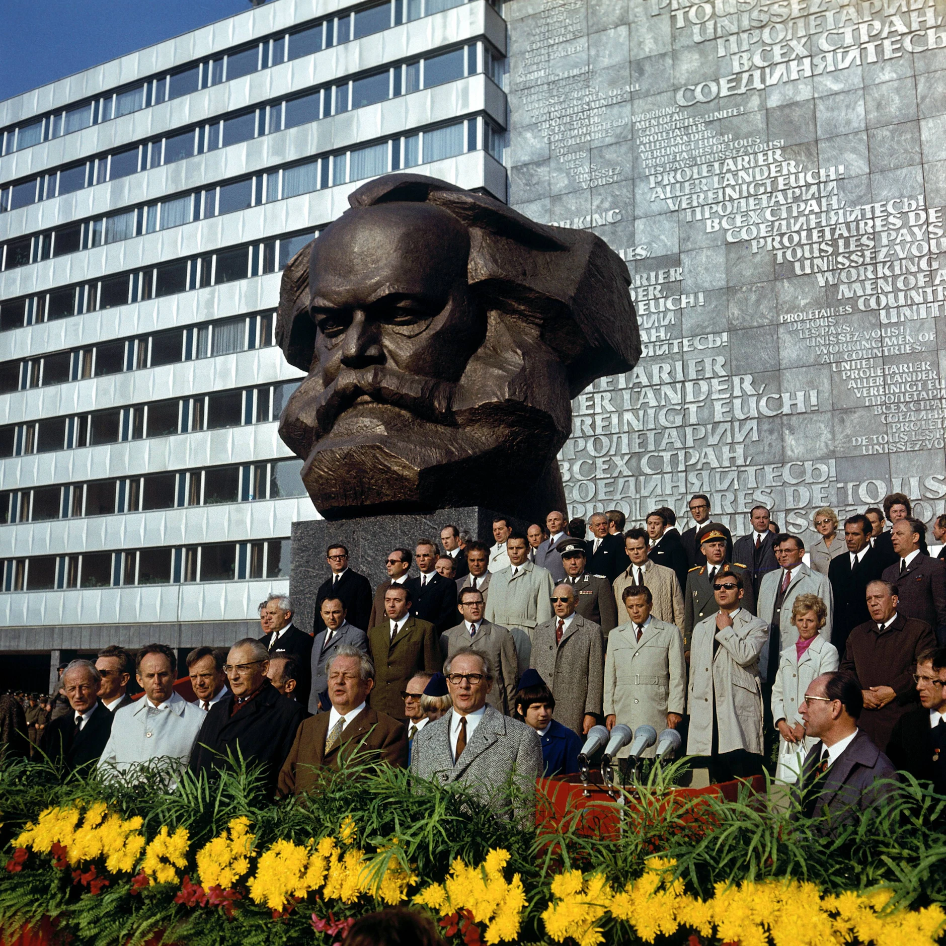 Zur Einweihung des berühmten Kopfes in Karl-Marx-Stadt kamen nicht nur 250.000 Besucher, sondern auch alles, was in der Politik der DDR Rang und Namen hatte.