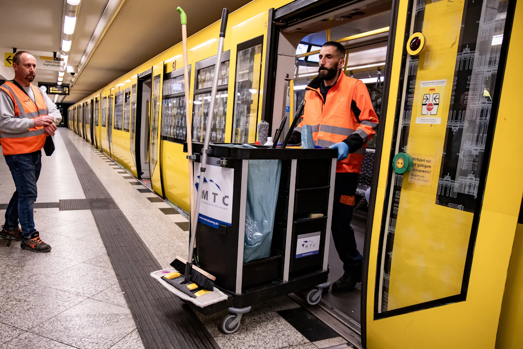 Reinigungsmitarbeiter Ali Mkahol in einem Bahnhof der U8. Auf der Strecke setzt die BVG mehr Sicherheits- und Reinigungskräfte ein. Die IGEB fragt: Warum nicht auch woanders?