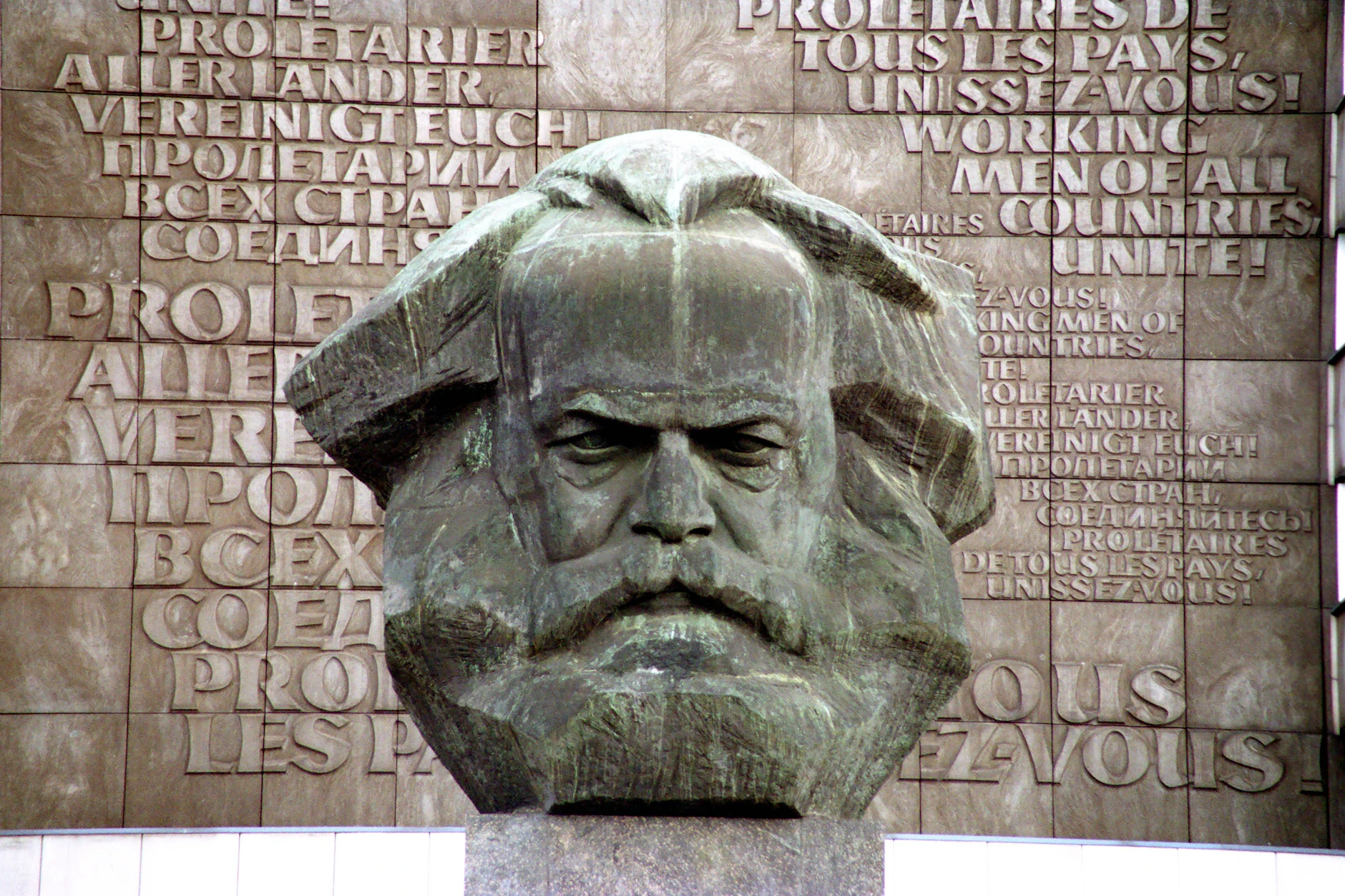 Der Kopf von Karl Marx in Chemnitz hat viele Geheimnisse. Unklar ist beispielsweise, wie es im Inneren aussieht. Das soll jetzt geklärt werden, damit der Nischel saniert werden kann.