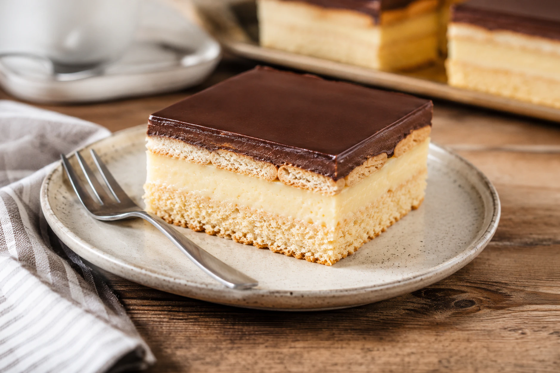 Der leckere Puddingkuchen mit Schokolade sieht simpel aus, ist aber ein echter Hammer für alle, die gern naschen und sich dabei wie zu Ostzeiten fühlen wollen.