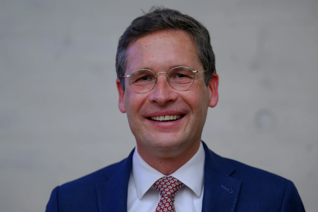 Alexander Vogt (parteilos) hat nun eine Arbeitspflicht für Asylbewerber durchgesetzt. Dies soll der Integration in den Arbeitsmarkt dienen.
