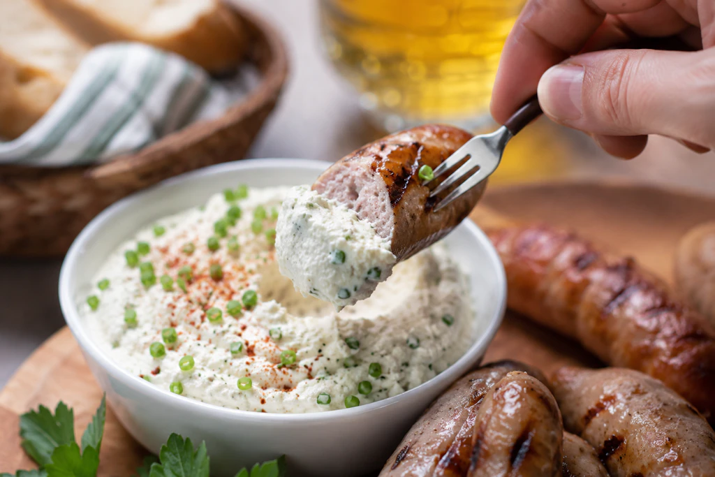 Die Feta-Knoblauchcreme schmeckt nicht nur auf Baguette, sondern passt auch wunderbar als Dip zu Steak und Bratwurst.