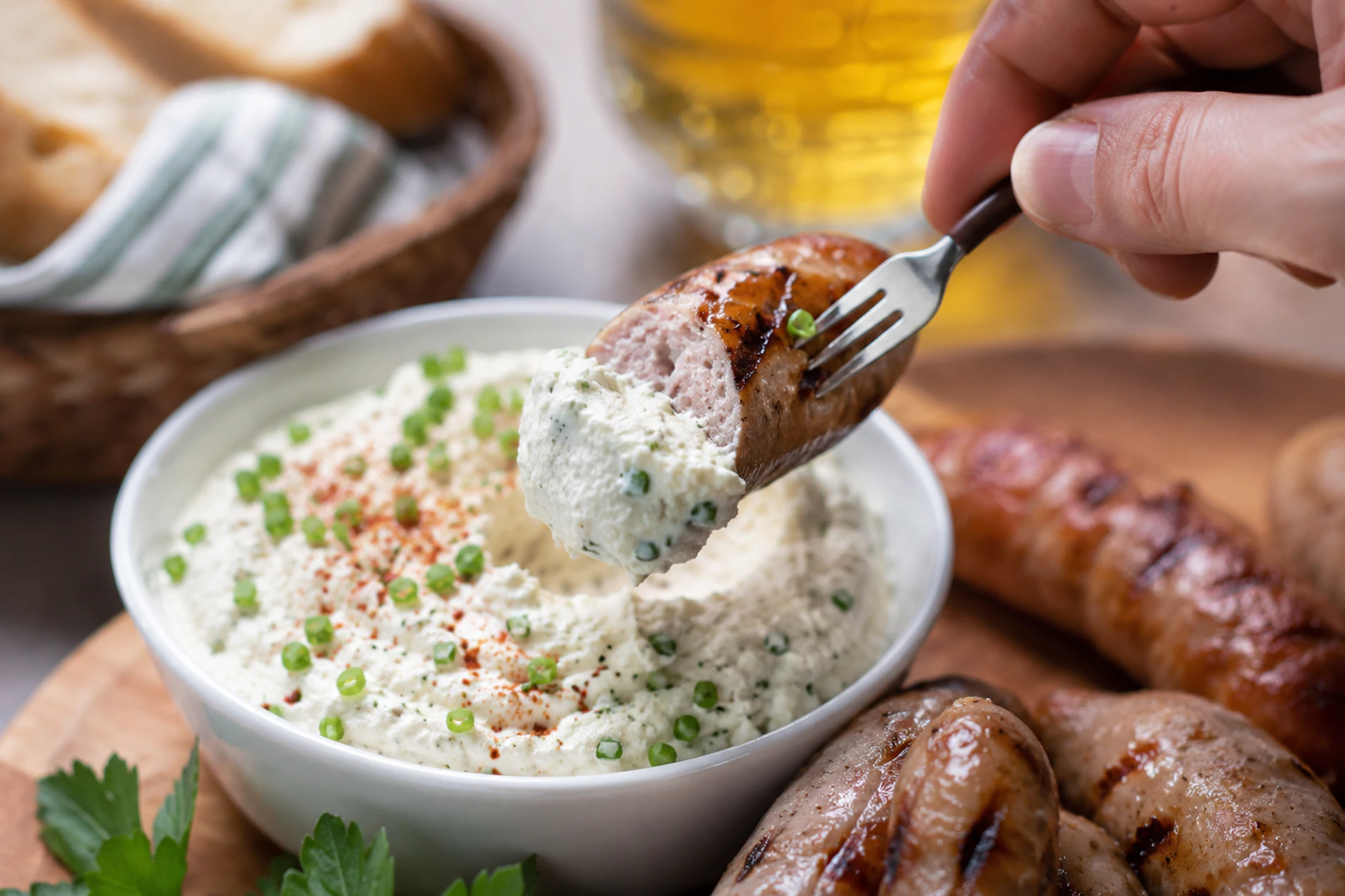 Die Feta-Knoblauchcreme schmeckt nicht nur auf Baguette, sondern passt auch wunderbar als Dip zu Steak und Bratwurst.