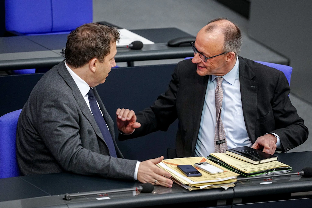 Bundeskanzler Friedrich Merz (CDU) und Lars Klingbeil (SPD), Bundesminister der Finanzen, Vizekanzler, diskutieren noch mögliche Spritpreislösungen.
