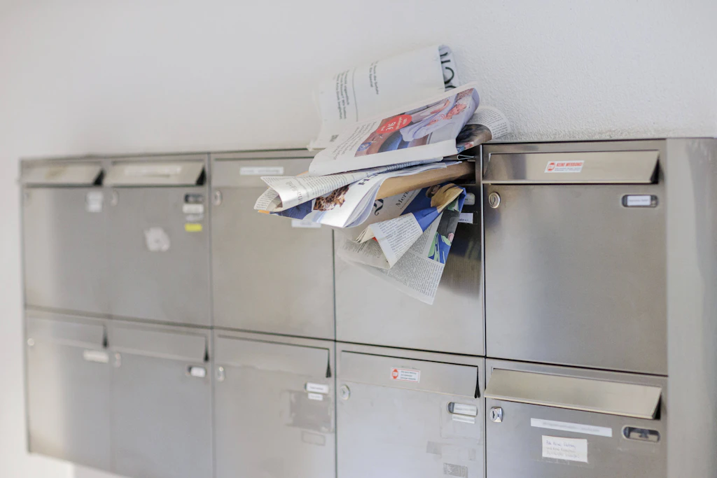 Pakete werden nicht zugestellt und die überflüssige Reklame in den Briefkasten gestopft.