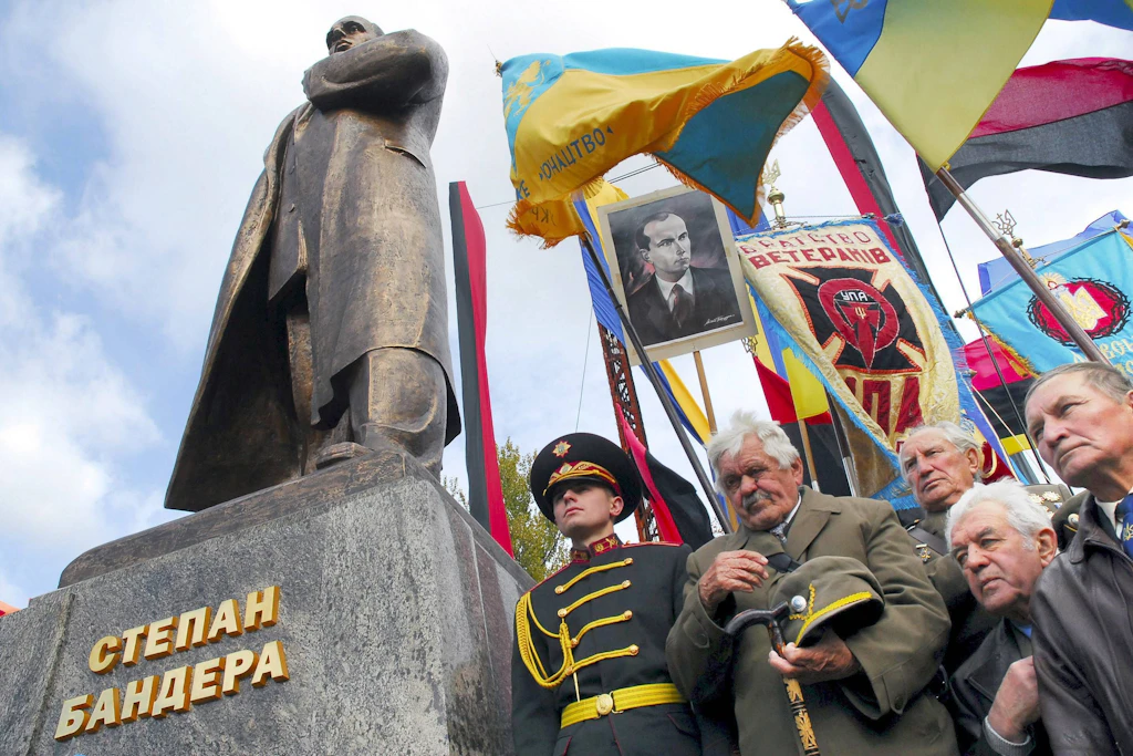 Heldenverehrung für den faschistischen Nationalistenführer Stepan Bandera (1909–1959). Die Statue wurde 2007 in Lwiw eingeweiht.