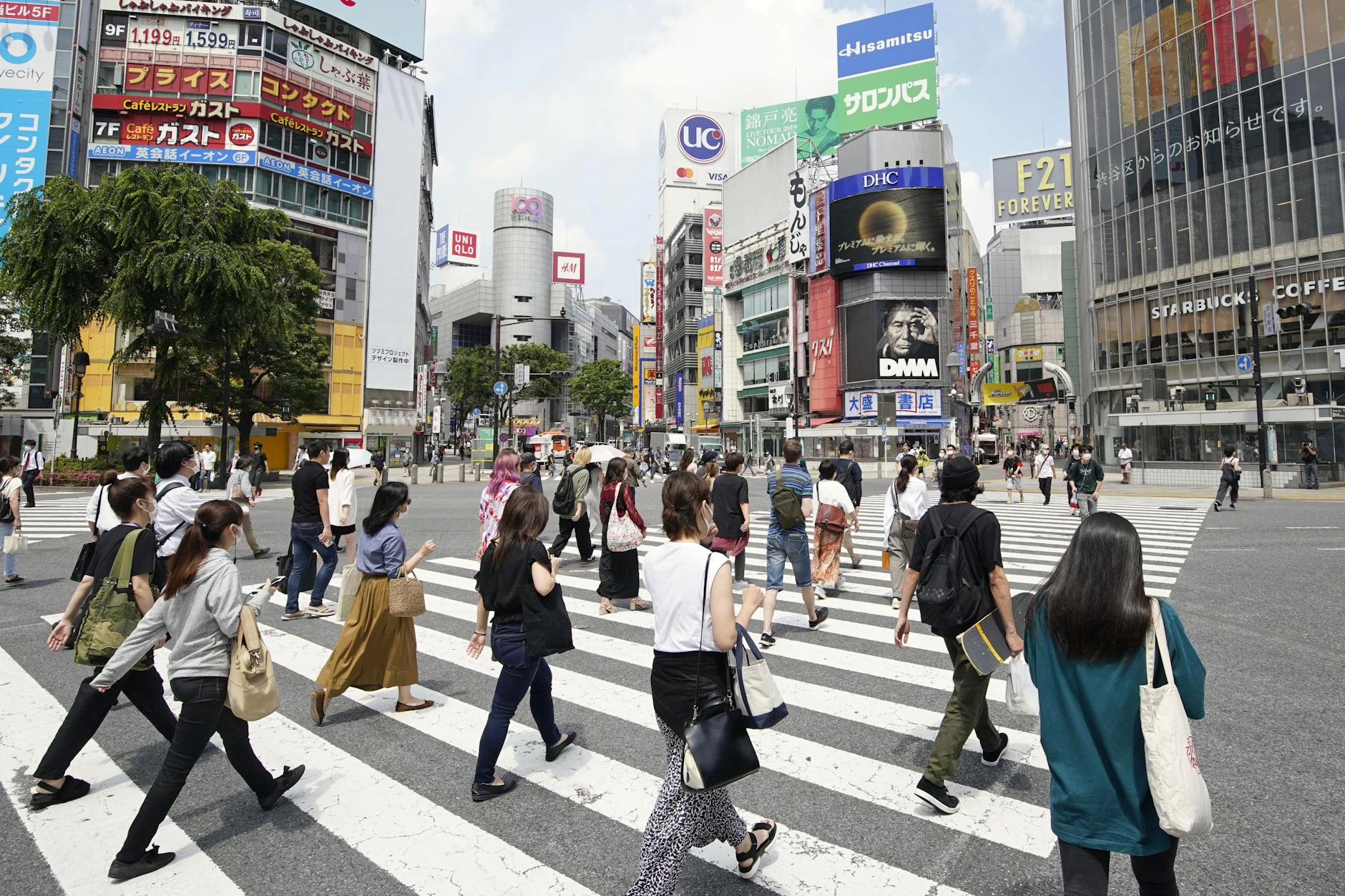 Passanten überqueren im Stadtteil Shibuya einen Zebrastreifen. Tokio hat in den letzten Jahren eine erstaunlice Entwicklung durchgemacht. Statt teurer wurde es hier günstiger.