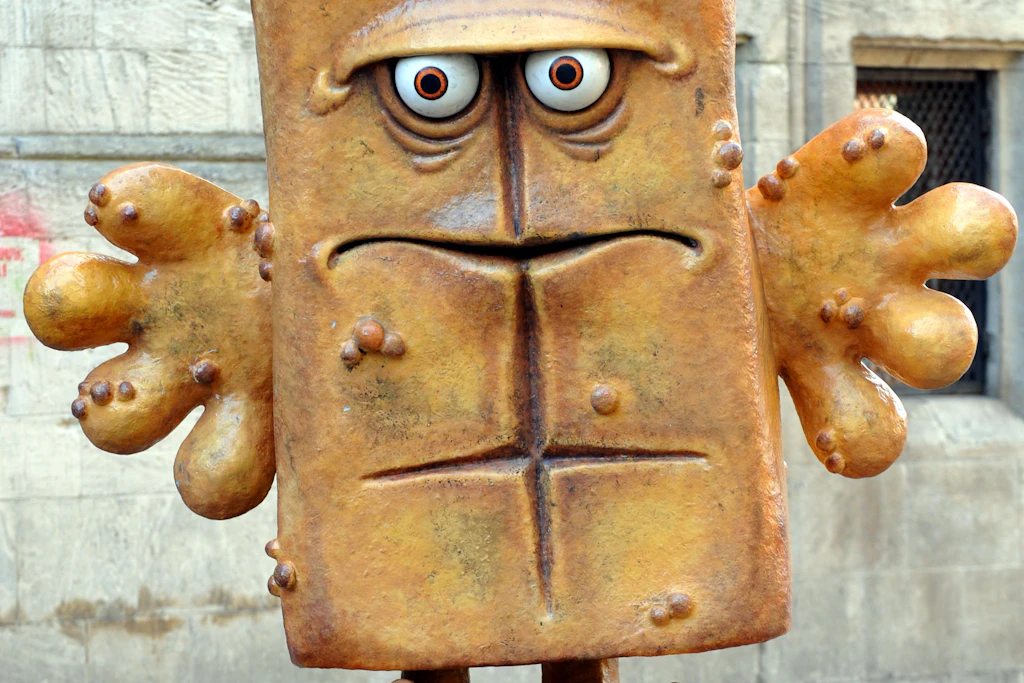 „Bernd das Brot“ in Erfurt nach Farbanschlag wieder im Original-Braun.