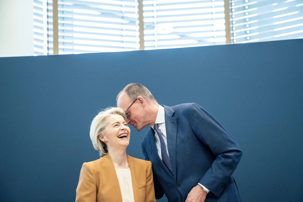 Ursula von der Leyen und Friedrich Merz. Die EU-Kommission und die Bundesregierung liegen beim künftigen EU-Haushalt weit auseinander.