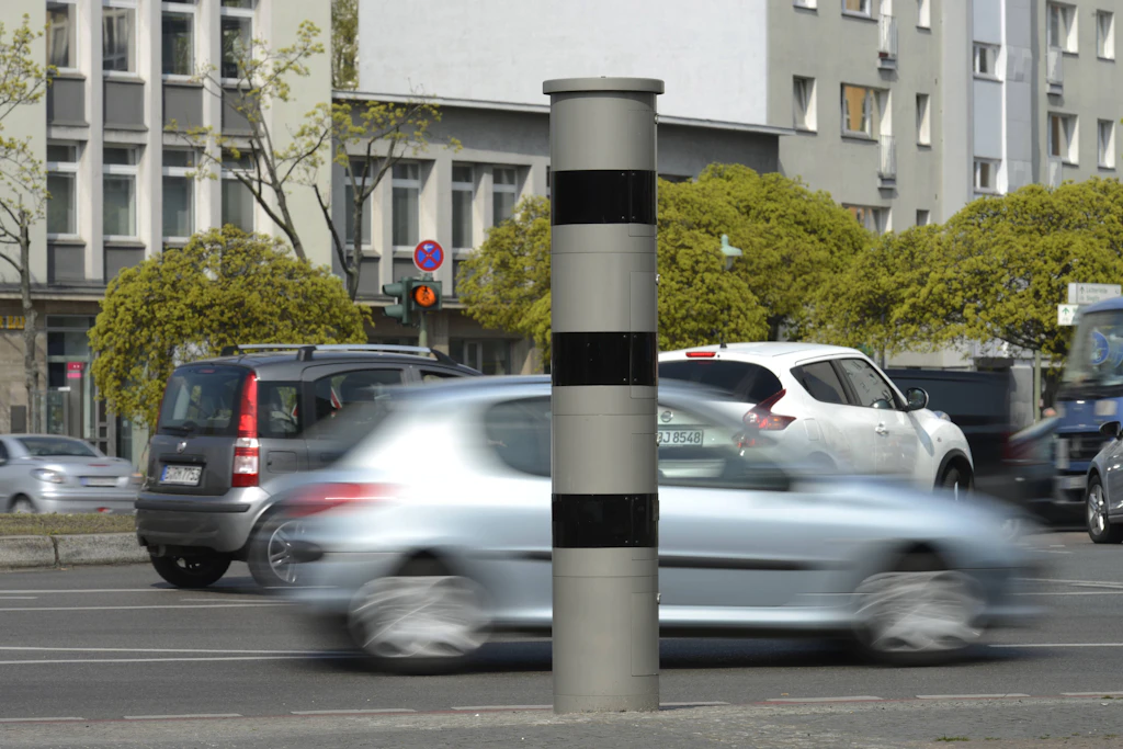 Ein stationärer Blitzer am Innsbrucker Platz in Berlin.