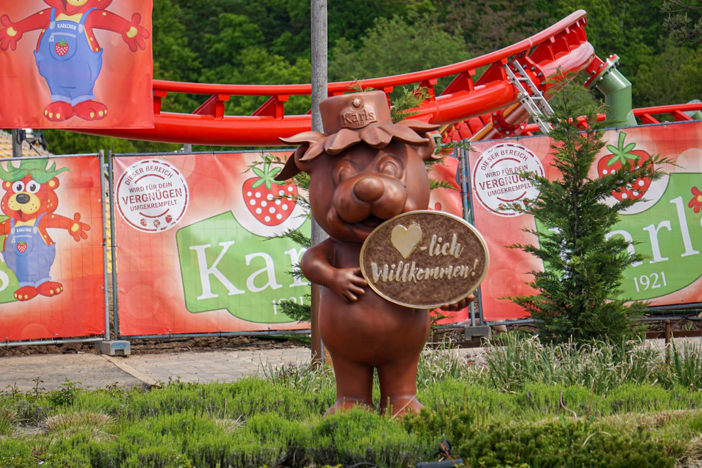 Willkommensgruß im Karls Erlebnis-Dorf Elstal: Direkt nebenan entsteht der weltweit erste „Bibi & Tina“-Freizeitpark. Eröffnung ist für Sommer 2027 geplant.