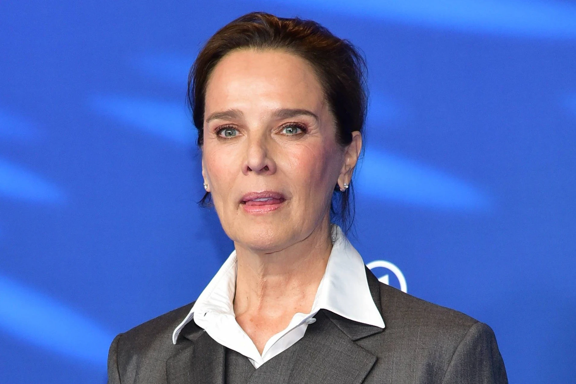 Désirée Nosbusch ist seit ihrer Jugend erfolgreich als Moderatorin und Schauspielerin aktiv.