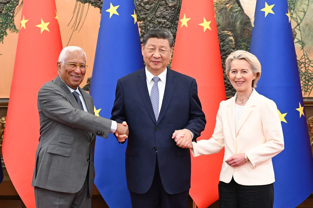 Der chinesische Staatspräsident Xi Jinping (M) trifft sichin der Großen Halle des Volkes mit dem Präsidenten des Europäischen Rates Antonio Costa und der Präsidentin der Europäischen Kommission Ursula von der Leyen.