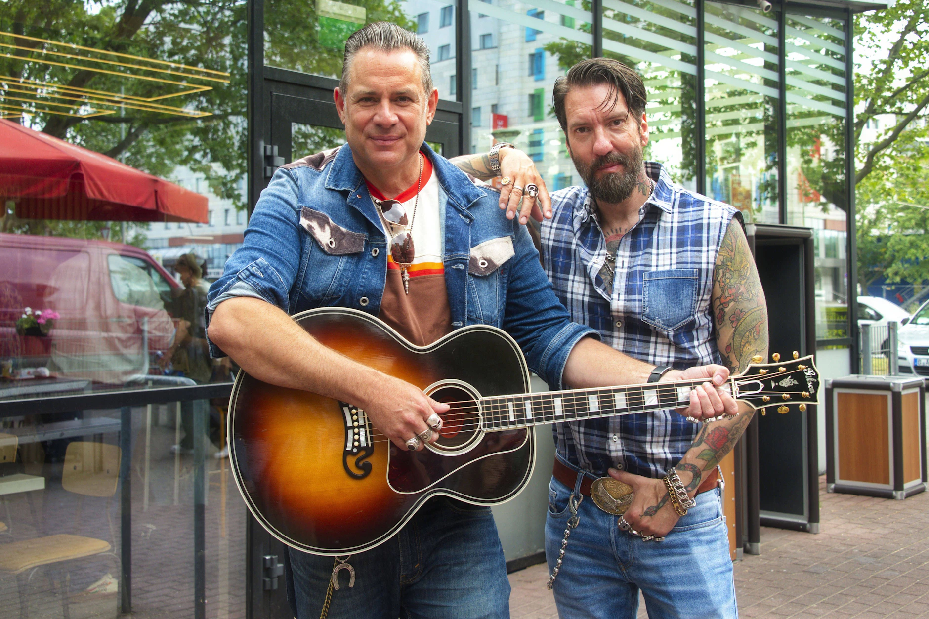 Der KURIER hat die Country-Stars beim Event „The BossHoss - Das kleinste Konzert ihrer Bandgeschichte“ im Burger King in Berlin getroffen.