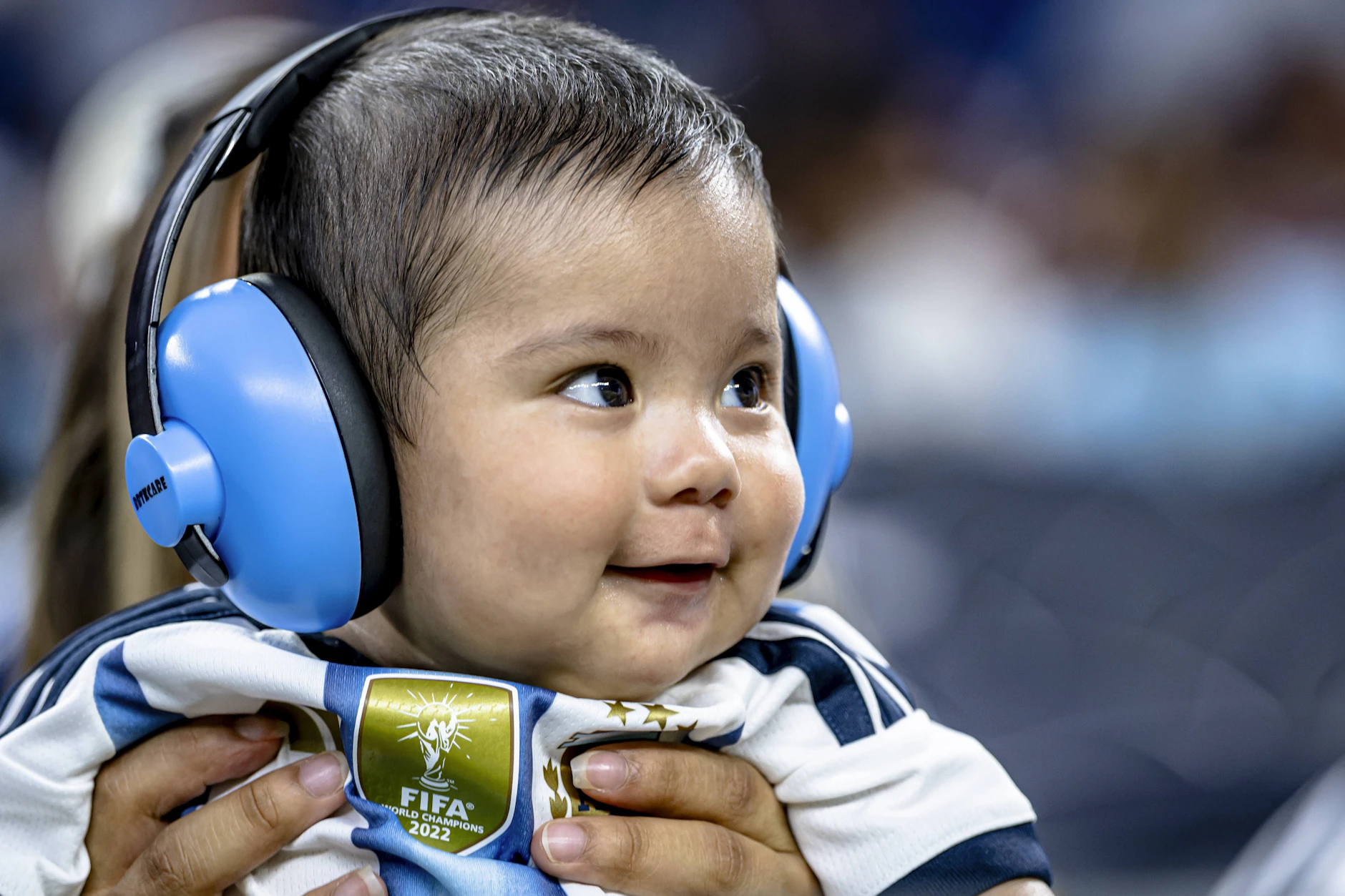Warum nicht lieber so? Diese Argentinien-Unterstützer haben ihr Kind beim zweiten Gruppenspiel gegen Österreich mit ins Stadion genommen.
