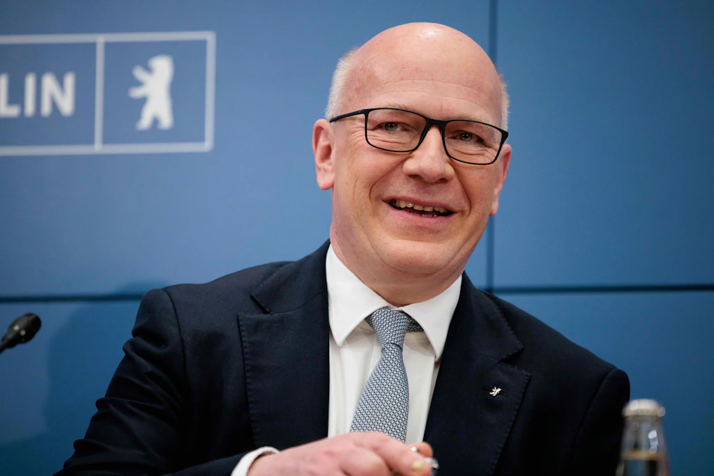 Kai Wegner (CDU), Regierender Bürgermeister von Berlin, lacht in der Berliner Senatspressekonferenz im Roten Rathaus.