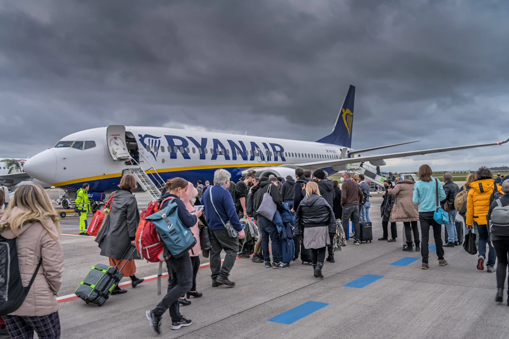 Ein Ryanair-Flugzeug am BER. Aus Protest gegen zu hohe Steuern und Entgelte kürzt die Fluggesellschaft, die mit niedrigen Preisen wirbt, ihr Angebot in Berlin.