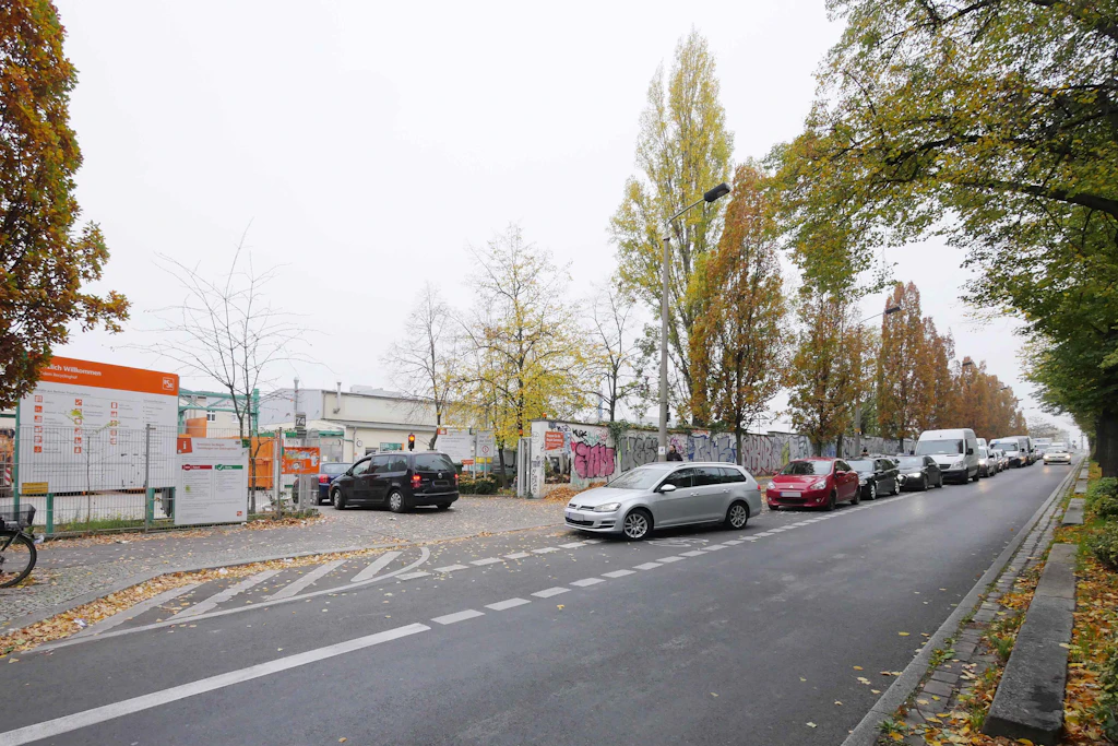 Kein Platz mehr für Radfahrer: Auf dem Radweg in der Behmstraße stauen sich die Autos, die auf Zufahrt zum BSR-Hof warten.