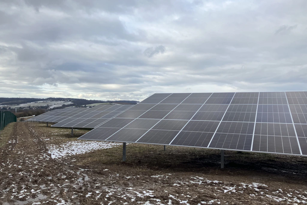 Grauer Himmel über einem Solarpark: Die Dunkelflaute bremst die Solarstromproduktion aus – teure Gaskraftwerke müssen die wachsende Lücke schließen.