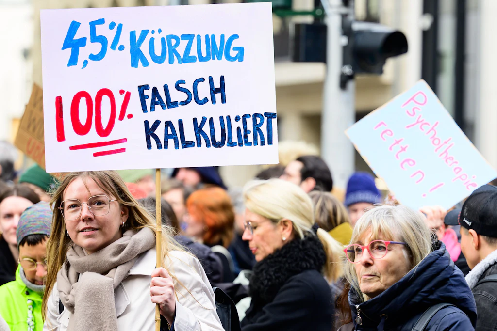 Psychotherapeuten demonstrieren im Frühjahr in Berlin gegen Honorarkürzungen. Weitere Einschnitte stehen ihnen bevor.