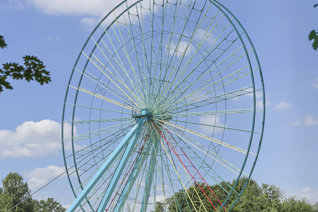 Neu aufgehängt: Das Spreepark-Riesenrad hängt jetzt an einer diagonalen Konstruktion – die Eröffnung ist für das Frühjahr 2027 geplant.