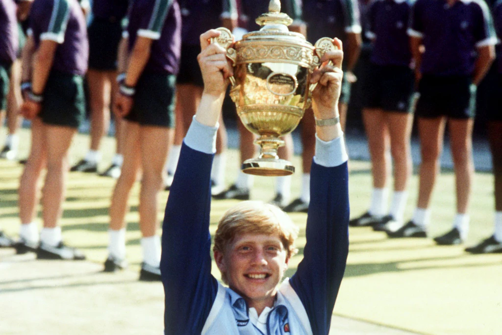 Der 17-jährige Boris Becker mit dem Wimbledon-Pokal nach seinem Sieg über Kevin Curren im Jahr 1985.