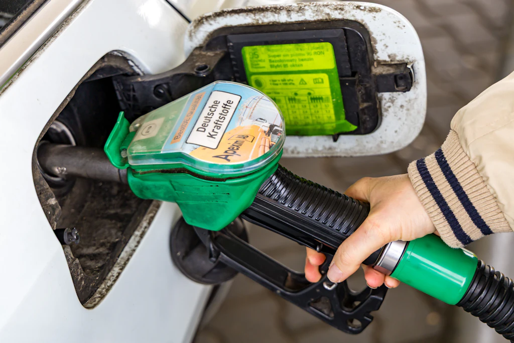 Der Rabatt-Coupon gilt für Benzin und Diesel, aber erst ab 30 und maximal für 80 Liter – die Ersparnis ist auf vier Euro gedeckelt. (Symbolbild)