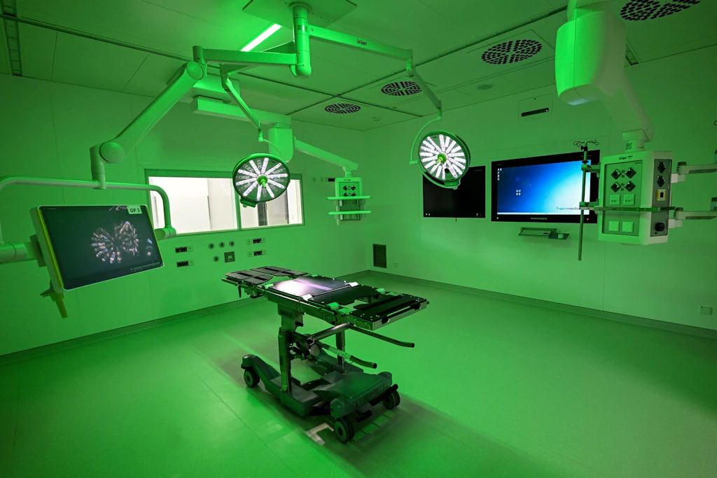 Blick in einen hochmodernen OP-Saal des Auguste-Viktoria-Klinikums. Wie sieht es künftig mit Investitionen in Berlins Kliniken aus?