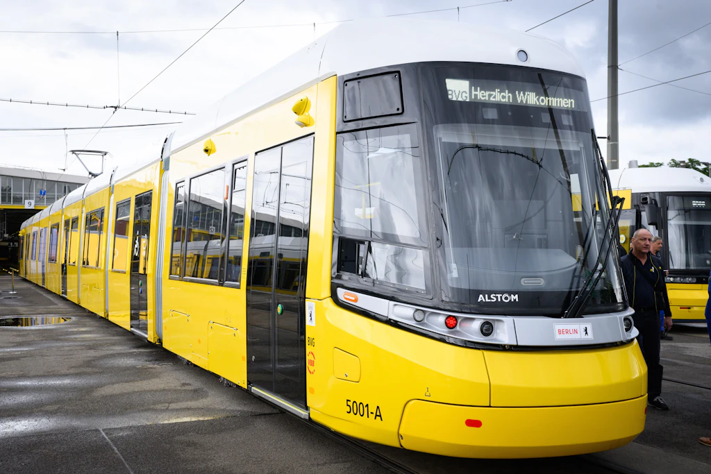 Neue XXL-Tram der BVG: Wer hier einsteigt, wird zum Schwarzfahrer