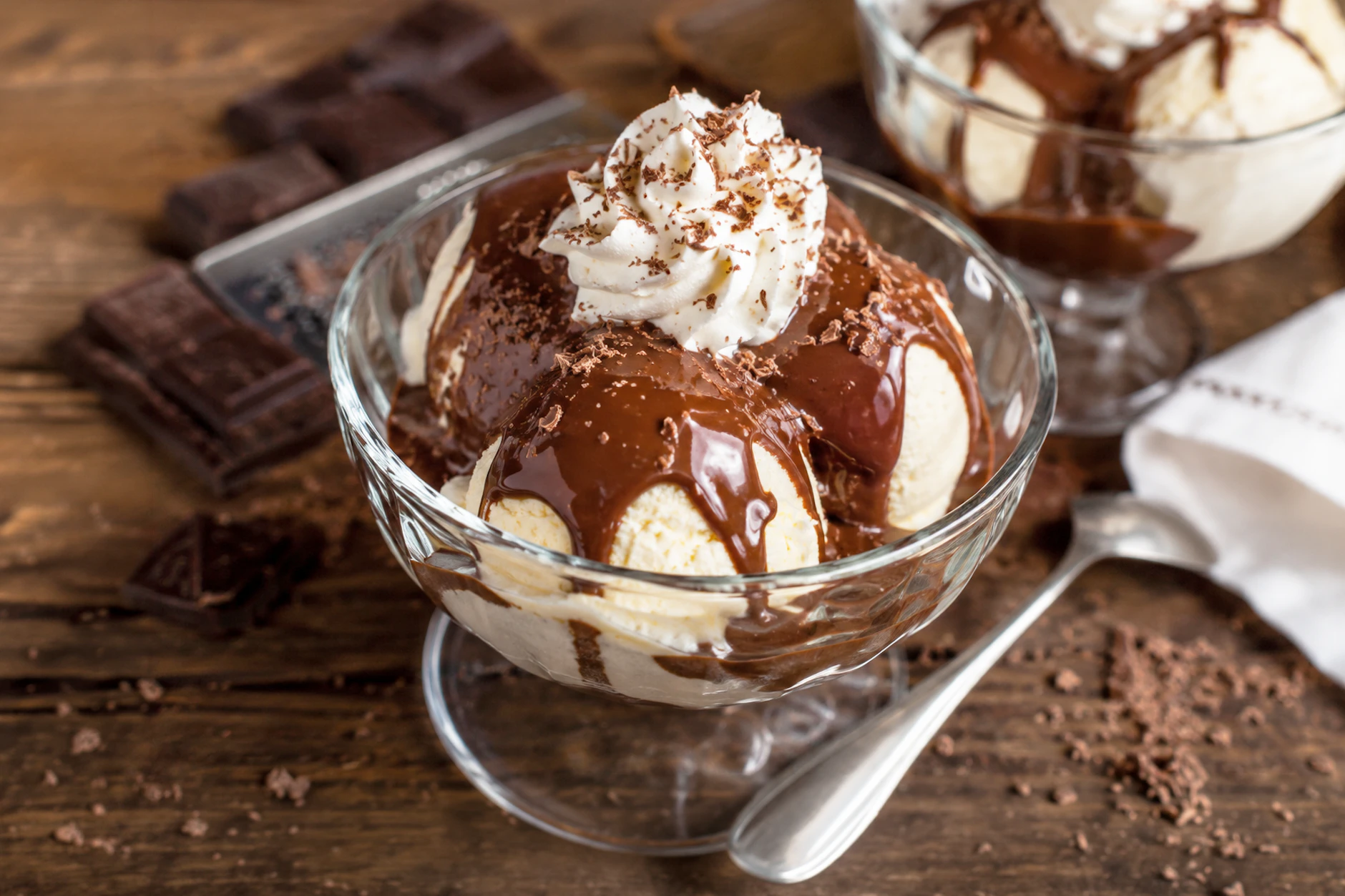 Eis mit heißer Schokoladensoße: Dieses Rezept ist die perfekte Kombination aus Erfrischung und Genuss – und es funktioniert mit den einfachsten Zutaten!