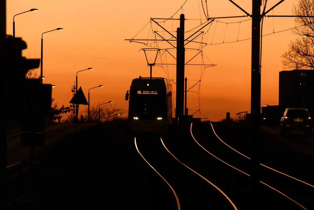 Eine Straßenbahn der BVG unterwegs im Osten Berlins. Allein im vergangenen Jahr wurde das größte Tram-Netz in Deutschland für 210,6 Millionen Fahrten genutzt.