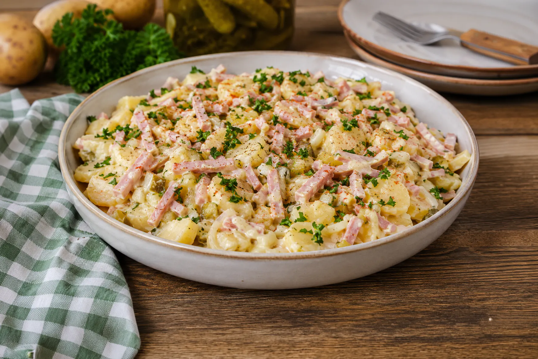 Der fertige Kartoffelsalat ist ein echter Knaller. Schnell gemacht, nicht zu teuer und herrlich cremig ist er die perfekte Grillbeilage.