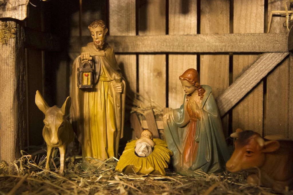 Aus einer Kirche in Sachsen haben Unbekannte eine geschnitzte Weihnachtskrippe gestohlen. (Symbolbild)