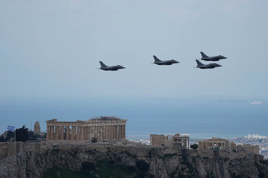 Griechische Kampfjets überfliegen den antiken Akropolis-Hügel.