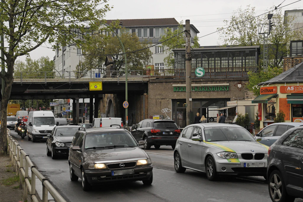 Dichter Verkehr auf der Treskowallee am S-Bahnhof Karlshorst. Meist fährt Benjamin Gruber lieber mit der S-Bahn als mit dem Auto zur Arbeit beim ADAC in Wilmersdorf.
