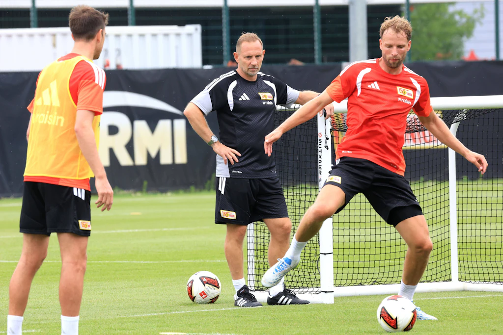 Mauro Lustrinelli (M.) coacht den 1. FC Union Berlin in der neuen Saison, Marvin Friedrich (r.) ist nach viereinhalb Jahren zurück.